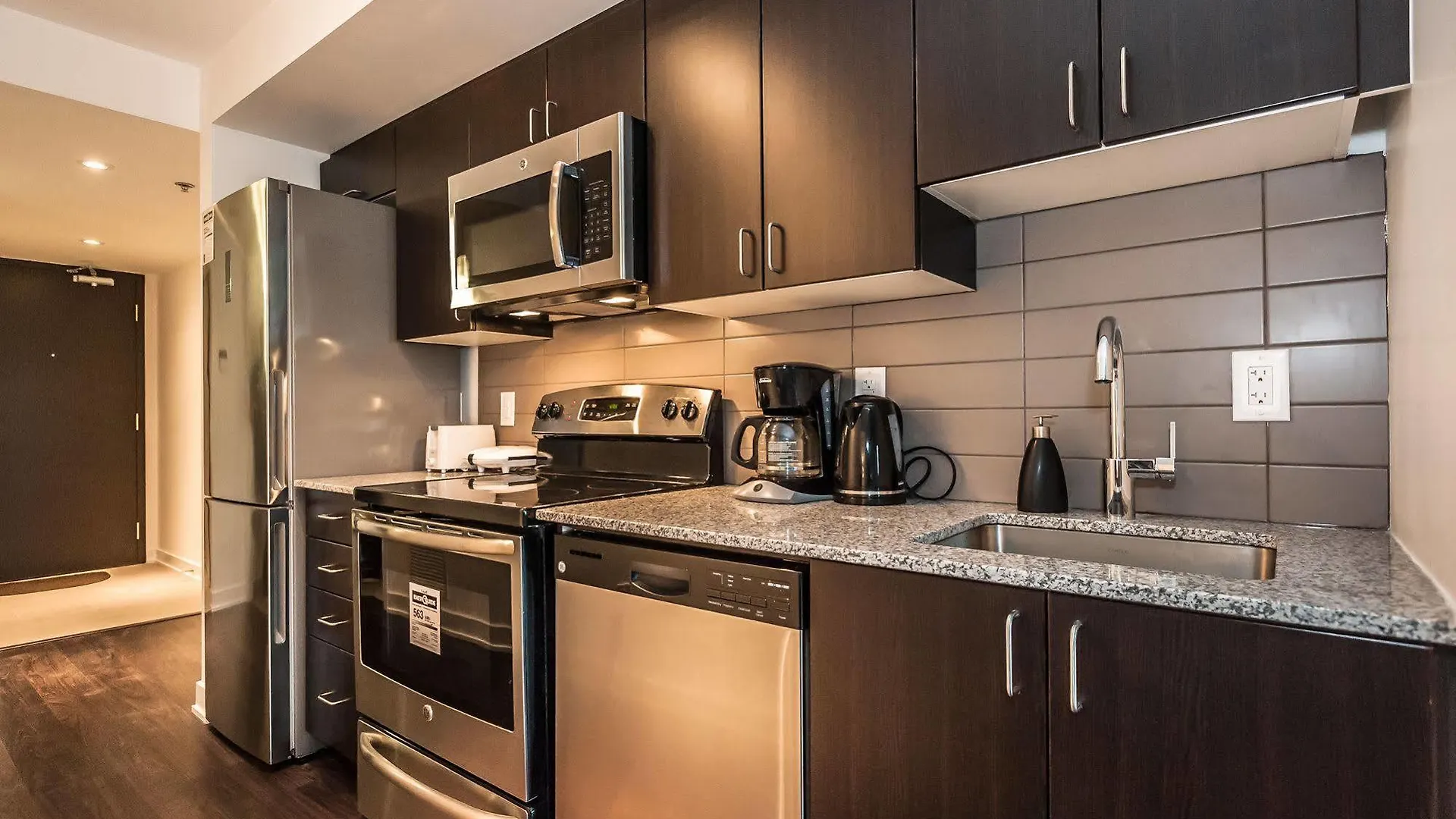 Life Suites Lakeside Mimico Toronto 0*,
