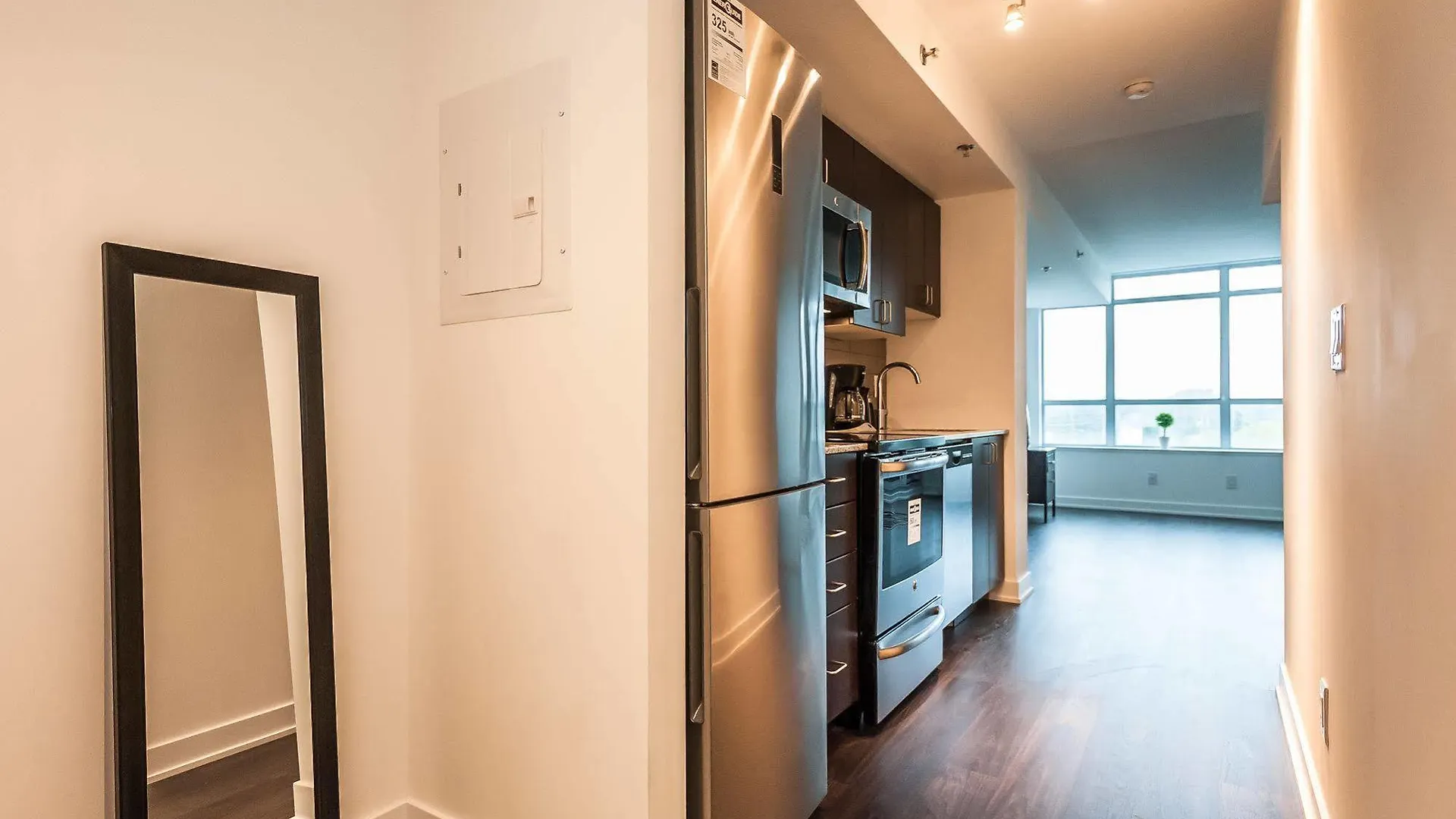 Life Suites Lakeside Mimico Торонто Апартаменты
